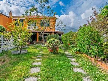Villa di 193 m² con più di 5 locali e box auto a A