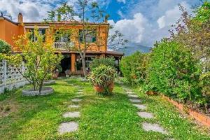 Villa di 193 m² con più di 5 locali e box auto a A
