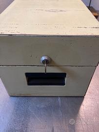 Vecchio schedario in metallo