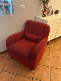 Poltrona rossa in tessuto, con cuscini abbinati