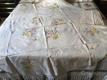 Tovaglia lino ricamata a mano