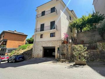 Casa indipendente di 300 m² con 5 locali e box aut