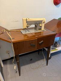 Macchina da cucire Necchi mod. 204