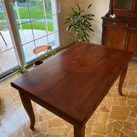 Tavolo intarsiato in noce massello con 6 sedie