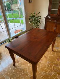 Tavolo intarsiato in noce massello con 6 sedie