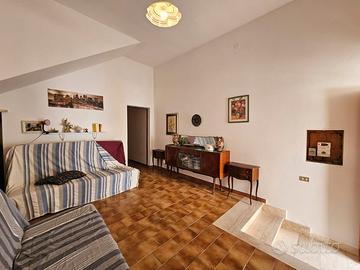 Bivano con cortile privato in centro paese