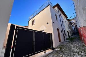 CASA SEMINDIPENDENTE A L'AQUILA