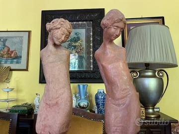 Coppia sculture femminili in terracotta con sigla
