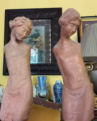 Coppia sculture femminili in terracotta con sigla