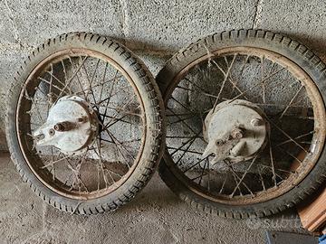 Due coppie di ruote di moto (Bianchi?)