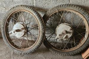 Due coppie di ruote di moto (Bianchi?)