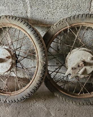 Due coppie di ruote di moto (Bianchi?)