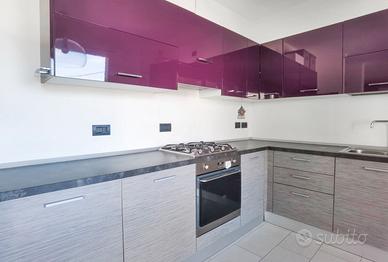 cucina angolare in laminato con elettrodomestici