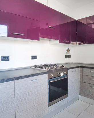 cucina angolare in laminato con elettrodomestici