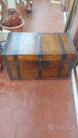 vecchio forziere in legno 