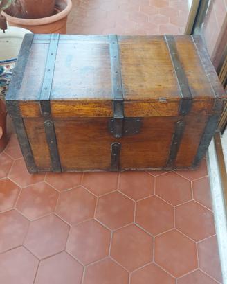 vecchio forziere in legno 