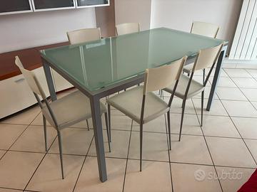 Tavolo di vetro e sedie