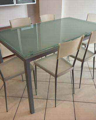 Tavolo di vetro e sedie