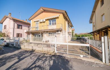 Casa indipendente in buone condizioni con giardino