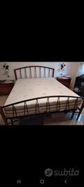 letto in ferro battuto e legno 