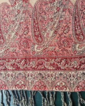 La bellezza della tradizione nei fili del Termeh