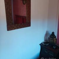 specchio, comodini, lumi stile etnico 