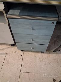 scrivania ufficio con cassettiera e sedia