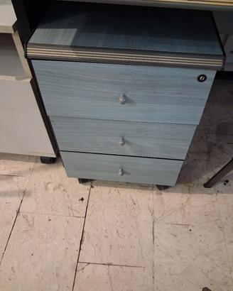scrivania ufficio con cassettiera e sedia