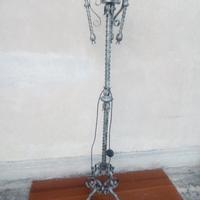 Piantana in ferro 4 luci anni 60 a €100.