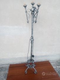 Piantana in ferro 4 luci anni 60 a €100.