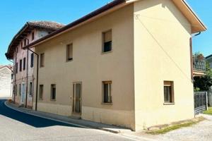Casa in linea di testa tricamere