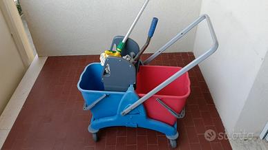Carrello lavapavimenti seminuovo con 2 secchi (blu