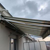 Tende da sole con bracci motorizzate