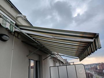 Tende da sole con bracci motorizzate