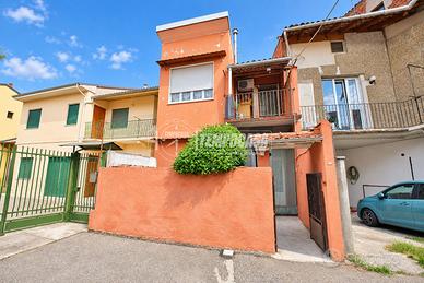 Indipendente su due livelli e giardino edificabile