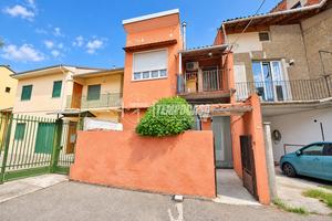 Indipendente su due livelli e giardino edificabile