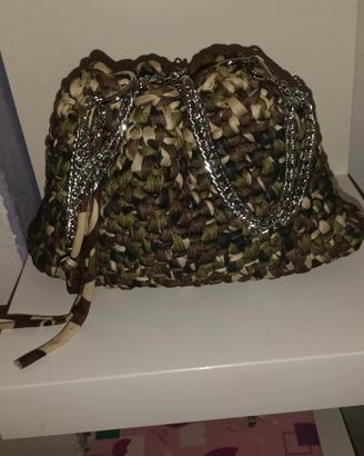 borsa fatta a mano in fettuccia millitare .
