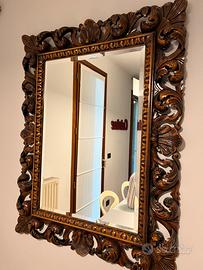 Specchio con cornice in legno lavorato