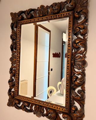 Specchio con cornice in legno lavorato
