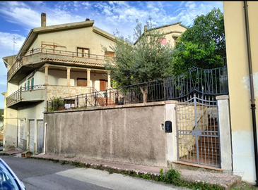 Casa con giardino e garage