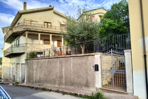 Casa con giardino e garage