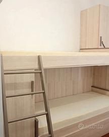 Letto a castello con armadiatura a ponte