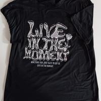 T-shirt Nera Streetwear “Live in the Moment