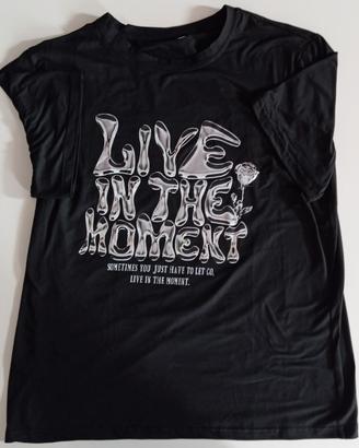 T-shirt Nera Streetwear “Live in the Moment