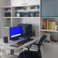 Cameretta e libreria con scrivania