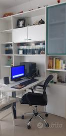 Cameretta e libreria con scrivania