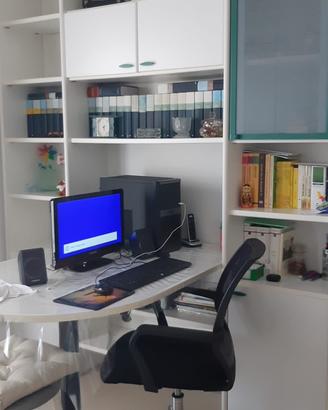 Cameretta e libreria con scrivania