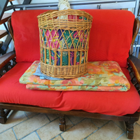 Divano due posti con struttura in legno