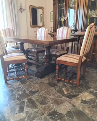 tavolo con sei sedie in perfette stato per salone.