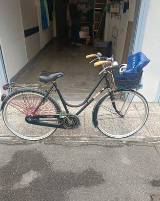 Bicicletta donna Olympia tenuta bene